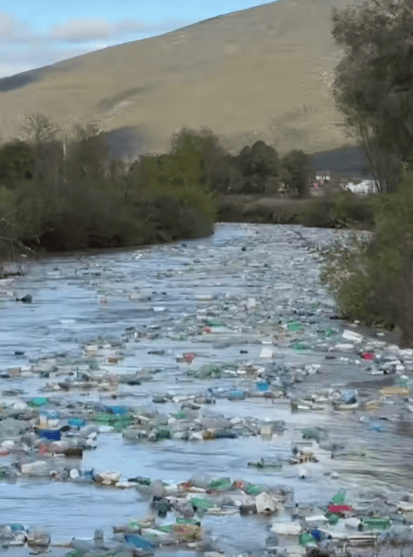 ПЛАСТИКАТА ОД ДИВИТЕ ДЕПОНИИ ЗАПЛОВИ ПО ВАРДАР, Министерството за екологија прстот го впери во локалната самоуправа