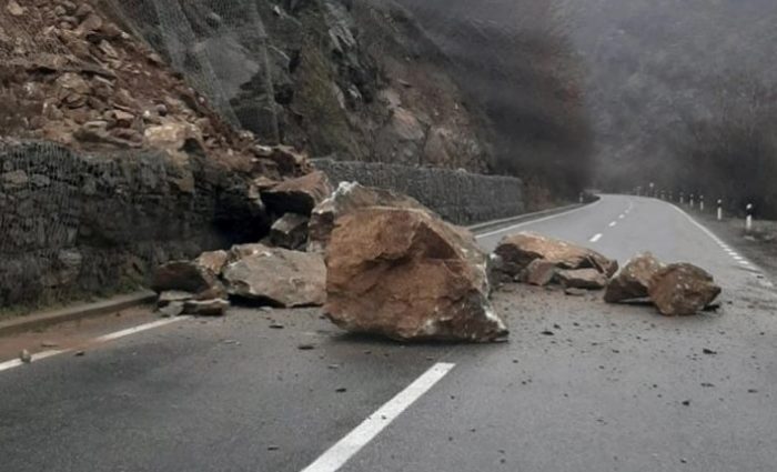 ОДРОН НА ПАТОТ: На автопатот Скопје – Велес пред тунелите сообраќајот се одвива по една лента поради одрон и две сообраќајки