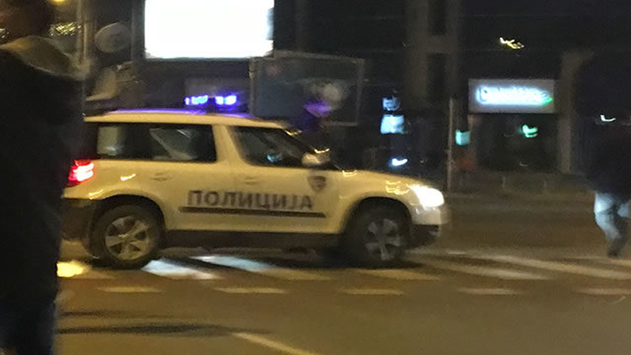 Апсења низ Скопје – запалени и возила