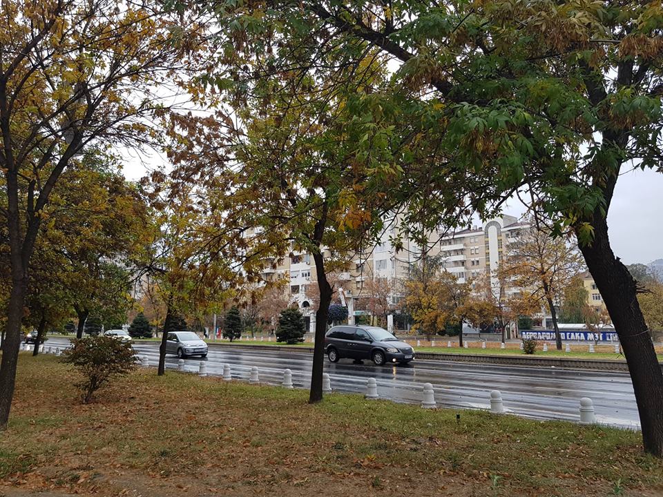 Променливо облачно со сончеви периоди, попладне услови за слаб дожд