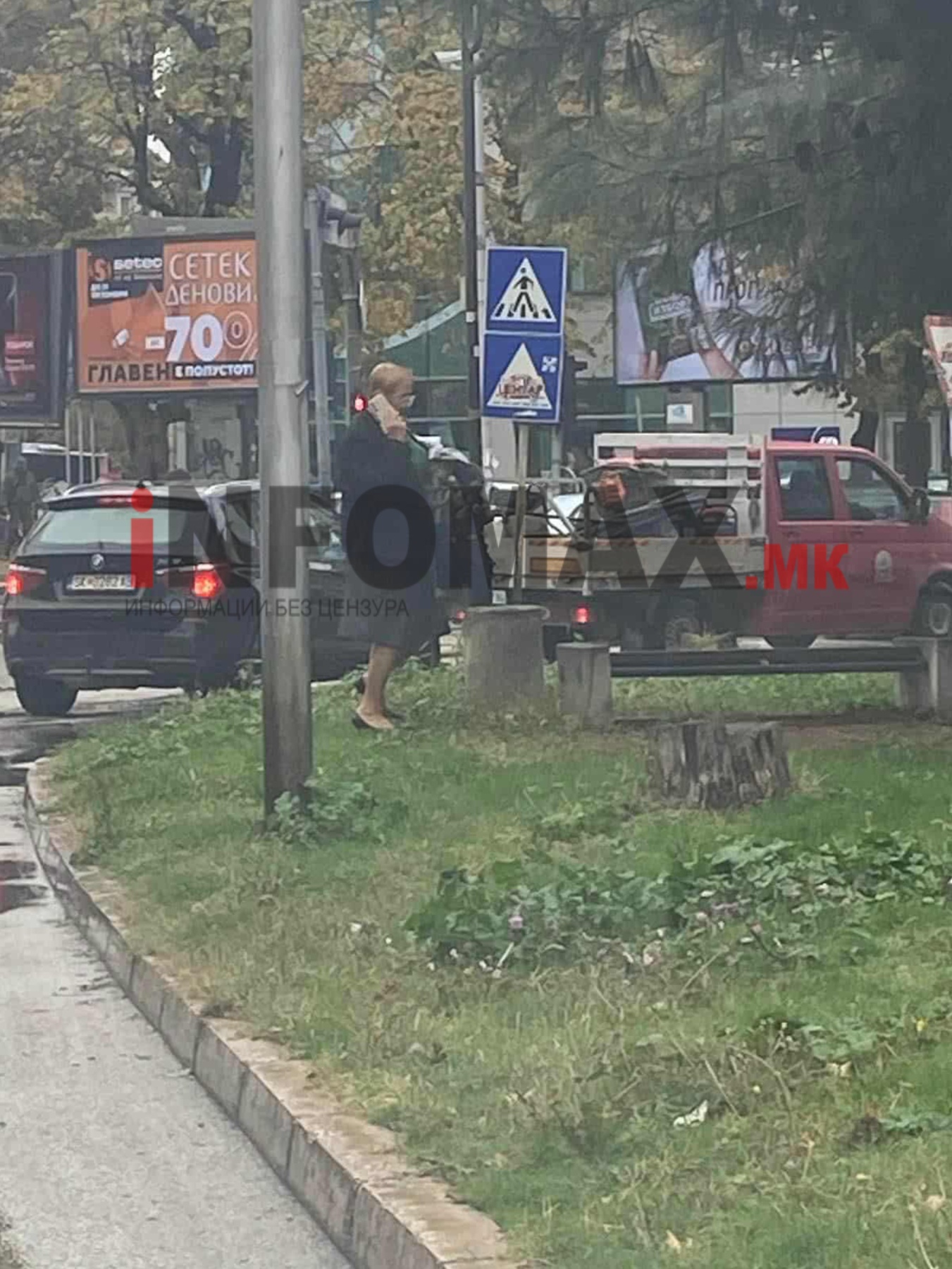 (Фото) Министерка:та Јаневска  фотографирана како минува среде улица додека збори на мобилен и oпа цупа низ тревникот