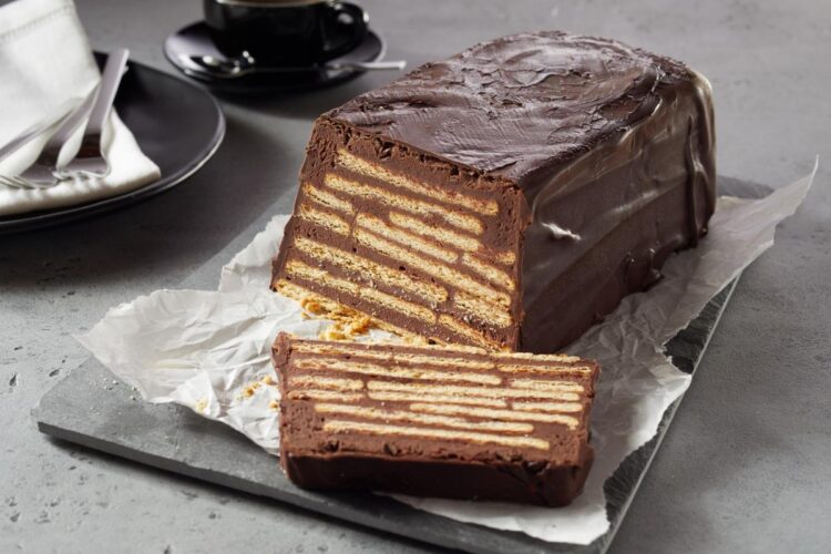 РЕЦЕПТ НА ДЕНОТ: Чоколаден колач со бисквити