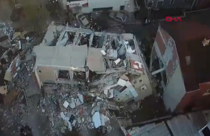 (ФОТО+ВИДЕО) Две деца се извлечени мртви од урнатините на седумкатница во Турција