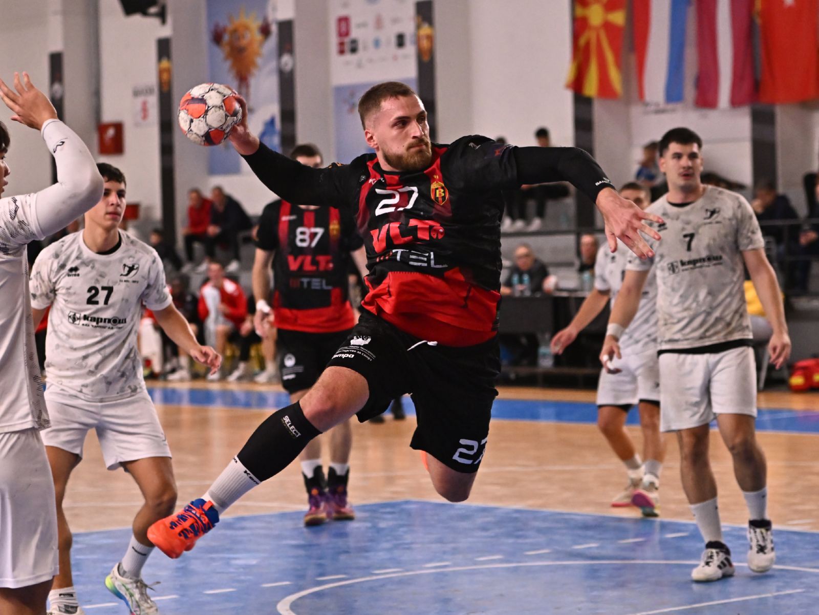 Бутел го намачи Вардар – „црвено-црните“ сепак остануваат лидери на табелата