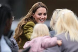 (Фото) Поради Кејт Мидлтон жените „полудеа“ по една боја