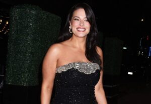 (Фото) Кралицата на прекрасните облини „гори“ во тесен фустан