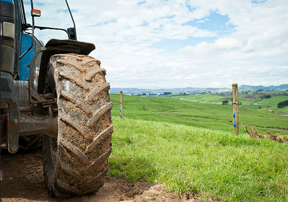Трактор и автомобил се судрија во Дебрца, тешко повредена 86-годишна жена