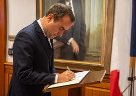 Франција доби нова влада, кабинетот на Лекорну со старо-нови имиња