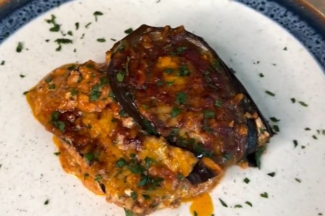 Грците само вака го приготвуваат модриот патлиџан: Ручек што ќе ве освои на прво залаче!