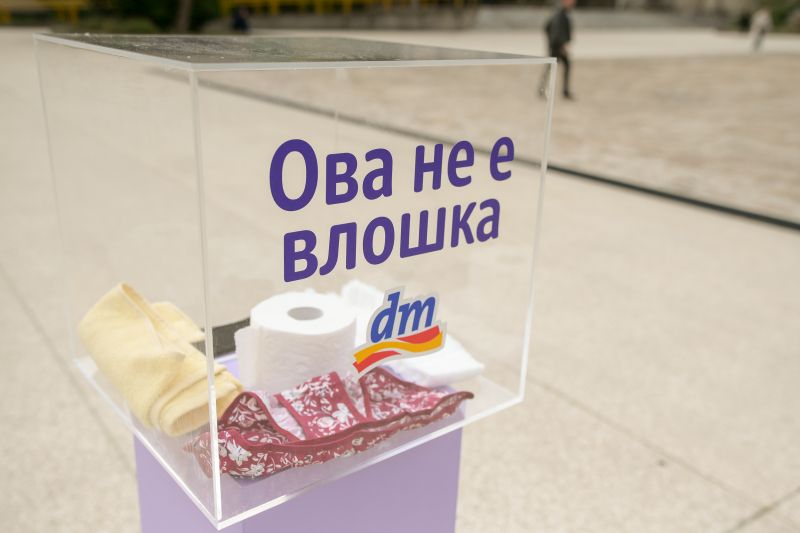 „Ова не е влошка“: Мистериозни инсталации кои се појавија на државните факултети ја креваат свеста за менструалната правда