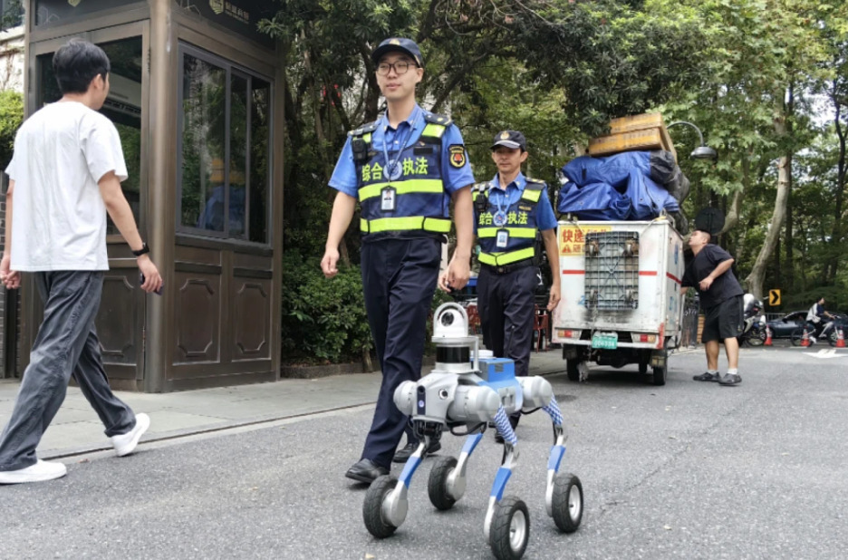 Роботско куче патролира по улиците на Кина