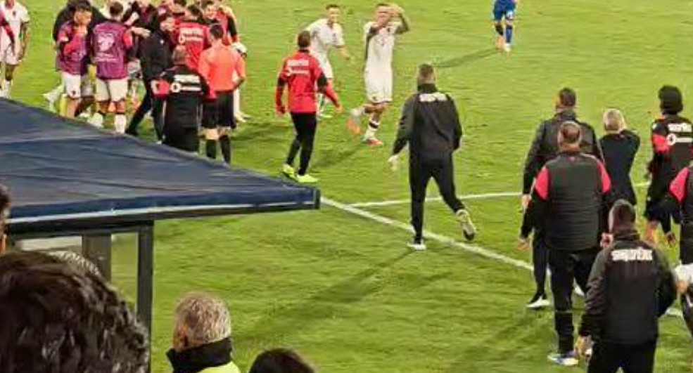 Играчите на Албанија од среќа го срушиле таванот во собекувалната во Лесковац