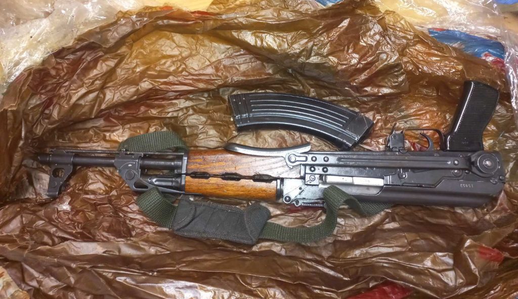 Пронајдена автоматска пушка во скопско, лишени од слобода две лица