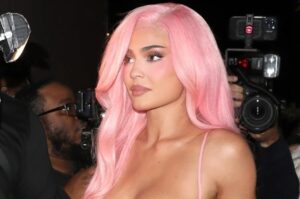 (Фото) Розова секс бомба од бајките: Кајли Џенер ја промовираше својата нова линија
