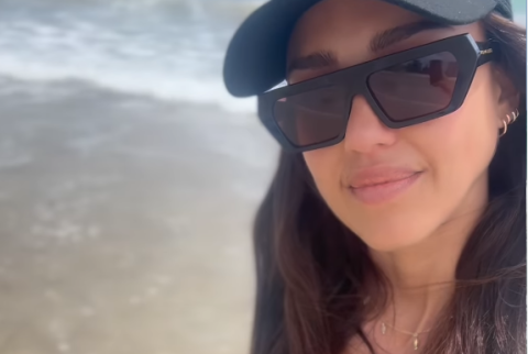 „Совршена си“ – Џесика Алба го покажа задникот на плажа