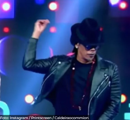 Роналдињо или Мајк Џексон, кој подобро игра?