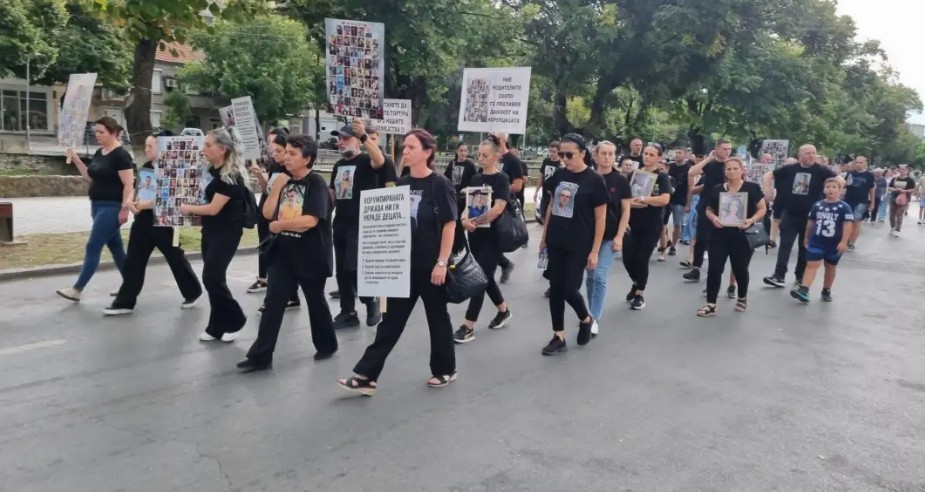 ИНЦИДЕНТ НА МАРШОТ НА АНГЕЛИТЕ ВО КОЧАНИ – родителите го пресретнаа поранешниот градоначалник кој е меѓу обвинетите