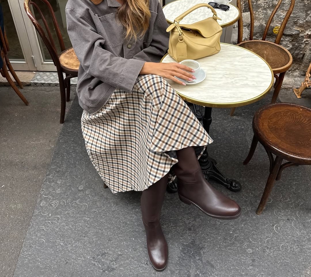 Карираните здолништа се насекаде, а еве како ги стилизираме