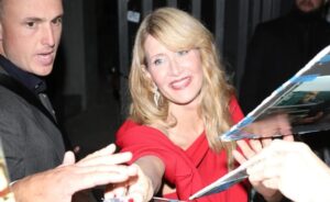 (Фото) Анџелина Џоли и го „украде“ вереникот, а таа фустанот, а го прекрши и правилото на црвениот тепих