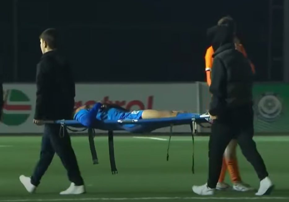 Трагедија среде меч: Млад Казахстанец падна на терен, а потоа почина (ВИДЕО)