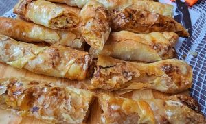 (ВИДЕО) ДОМАШНИ ПИТИ СО МЕСО: Брз и вкусен рецепт за неделно попладне