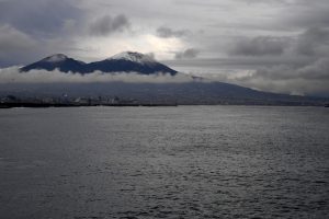 Времето променливо облачно со повремени врнежи од дожд