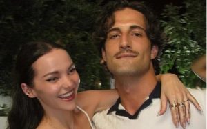 (ФОТО) Фронтменот на „Maneskin“ и победник на „Песна на Евровизија“ се свршил со ѕвезда на Дизни: На нејзината рака блеснал дијамантски прстен