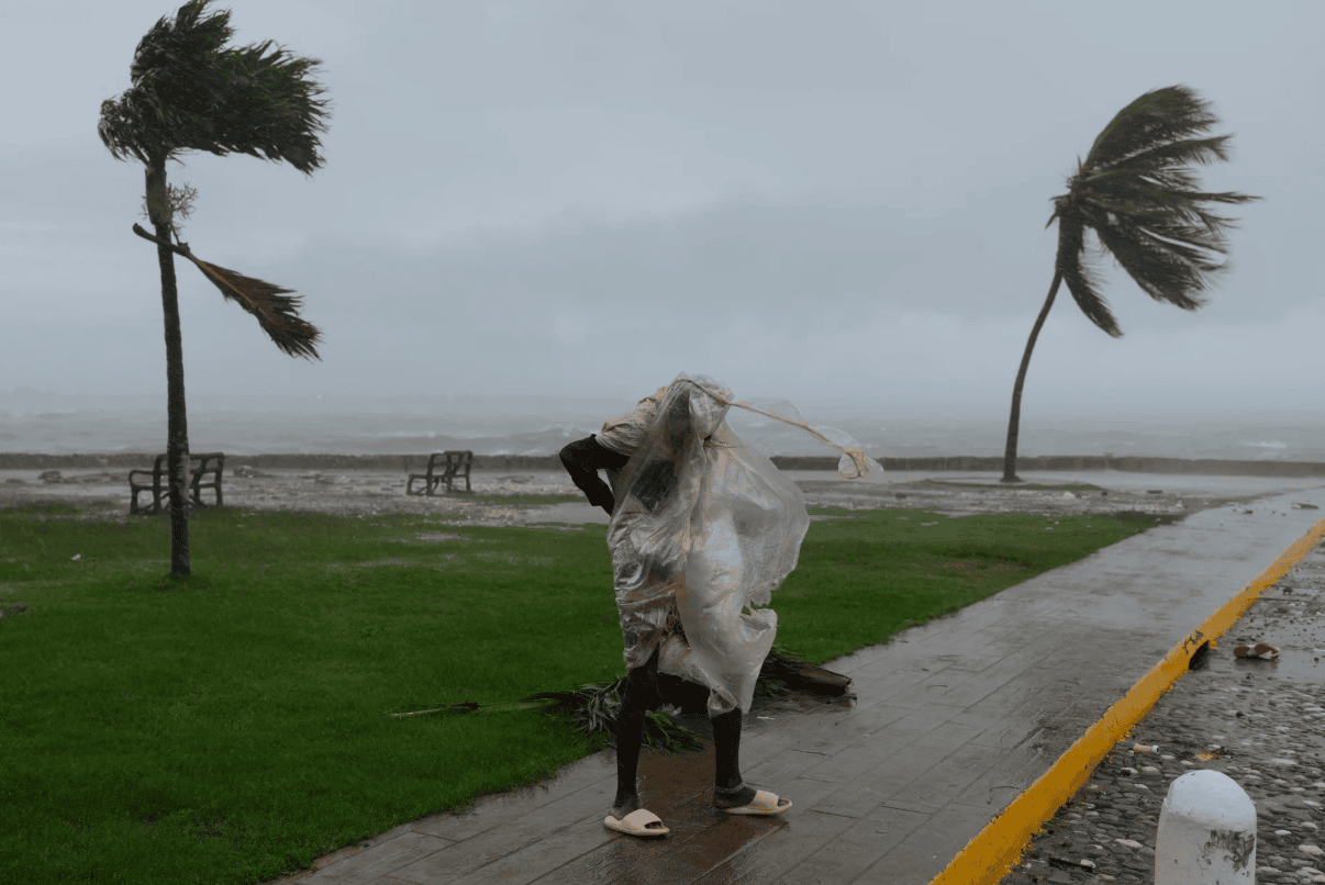 МЕЛИСА НАПРАВИ ХАОС: 700 илјади луѓе евакуирани во Куба, ураганот досега усмрти седум лица