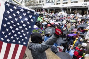 Почнаа протестите „Без кралеви“, Трамп вели „Јас не сум крал“