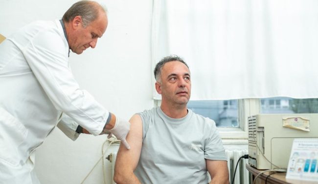 ЗА ВАКЦИНА ПРОТИВ ГРИП ДОСЕГА ПРИЈАВЕНИ 49.000 ГРАЃАНИ, НАБАВЕНИ СЕ 80.000 ДОЗИ