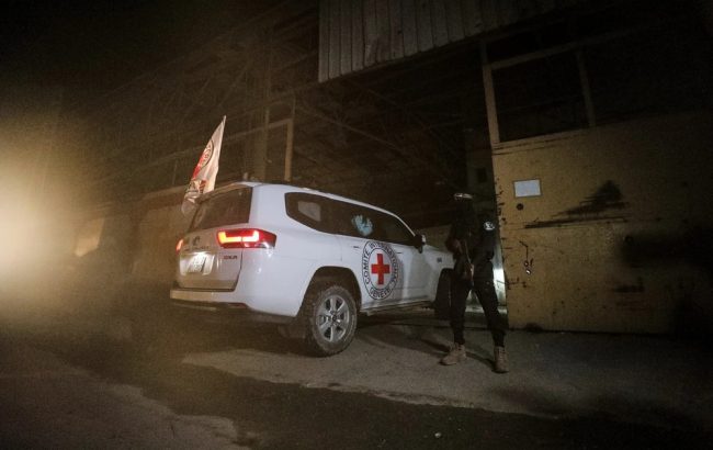 ХАМАС ТЕШКО ГИ ЛОЦИРА ТЕЛАТА НА ИЗРАЕЛСКИТЕ ЗАЛОЖНИЦИ, ИЗРАЕЛ СЕ ЗАКАНИ ДЕКА ЌЕ ЈА ОГРАНИЧИ ПОМОШТА ЗА ГАЗА