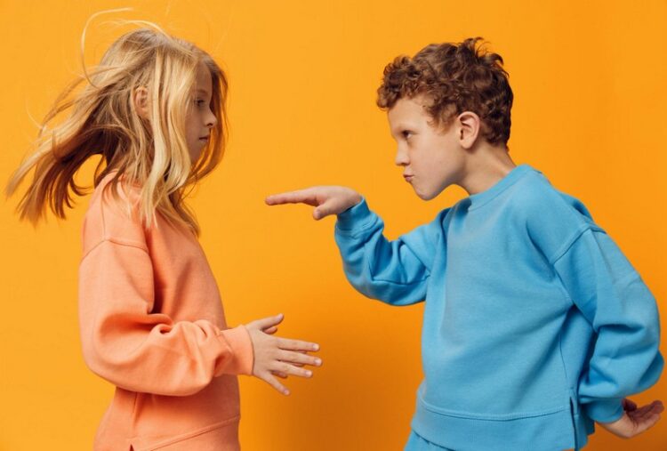 РИВАЛСТВО МЕЃУ БРАЌАТА И СЕСТРИТЕ: Во ретки случаи може да премине во насилство, кога едното дете физички го повредува другото редовно