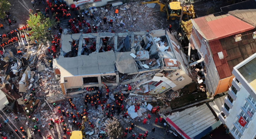 Се урна седумкатна зграда во Турција, меѓу загинатите има дете