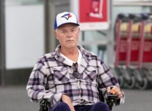 Ѕвездата од „Вовед во анатомија“, Ерик Дејн, фотографиран во инвалидска количка на аеродром, болеста брзо напредува