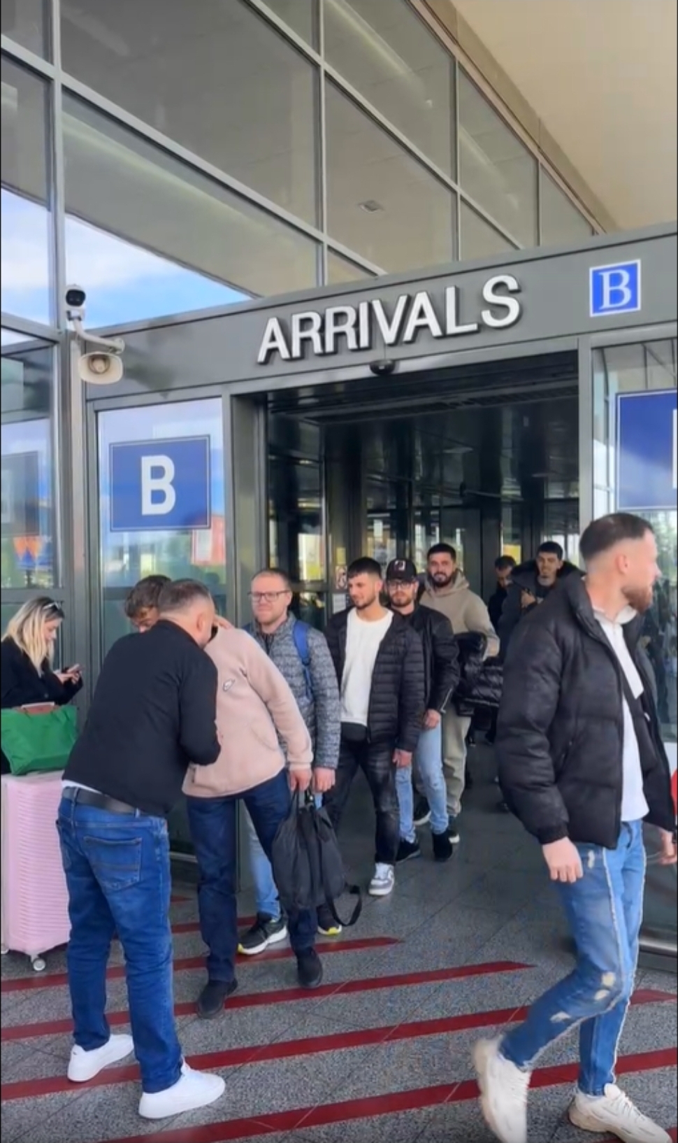 (Видео) Кандидат за градоначалник од Влен пречекува гласачи донесени од дијаспората