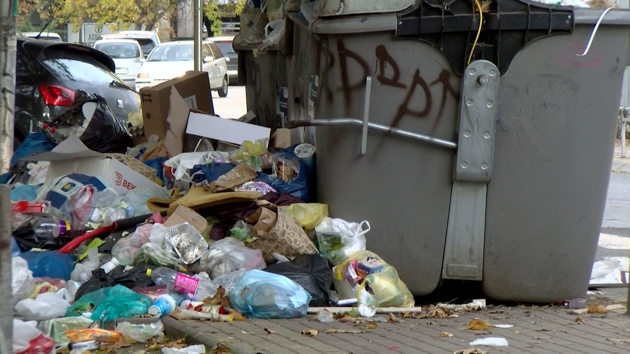 Скопје и натаму се дави во ѓубре – преполни контејнери и смет на сите страни, опасноста од зарази останува