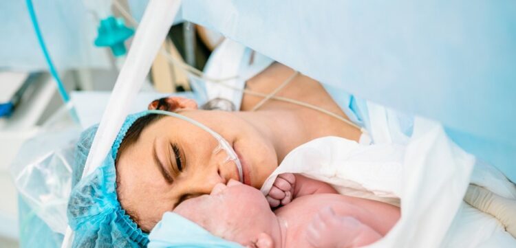 Царскиот рез може да влијае на сонот, поврзаноста со бебето и здравјето