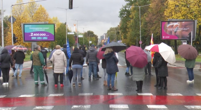 Вработените во „Паркови и зеленило“ преку протести бараат плата и К-15, протест ќе има и утре