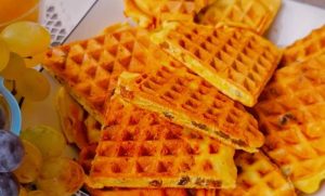 (ВИДЕО) СТАРИНСКИ ДЕСЕРТ КОЈ ЌЕ ВЕ ОСВОИ: Рецепт за галети со суво грозје