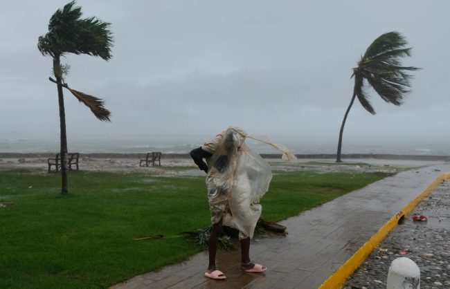 УРАГАНОТ МЕЛИСА ЈА ПОГОДИ ЈАМАЈКА СО ВЕТРОВИ ОД 295 КИЛОМЕТРИ НА ЧАС