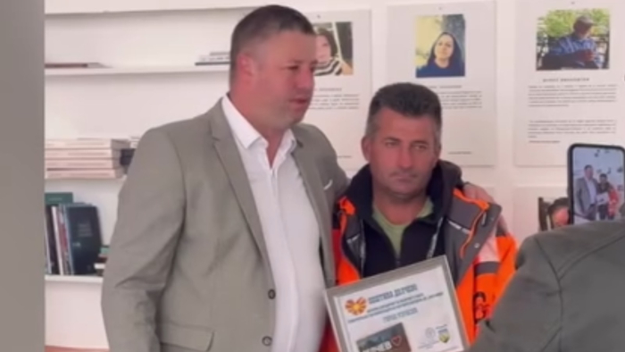 Градоначалникот на Делчево првата плата ја донираше на највредниот комунален работник | ВИДЕО