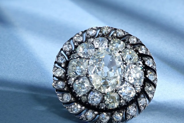 Брошот на Наполеон изгубен на Ватерло оди на наддавање