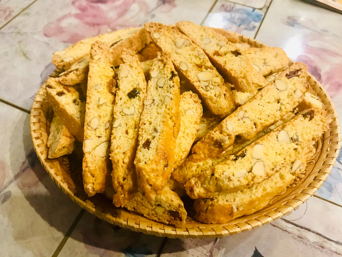 Италијански колачиња што се топат во уста: Суви бискоти со бадеми и суво грозје