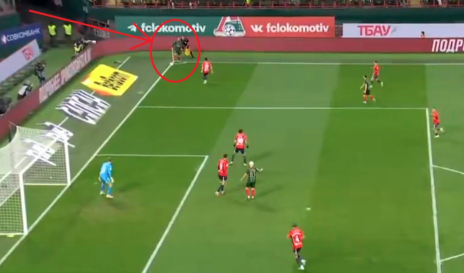 Гол каков што не сте виделе: Како успеа да погоди од оваа позиција?! (ВИДЕО)