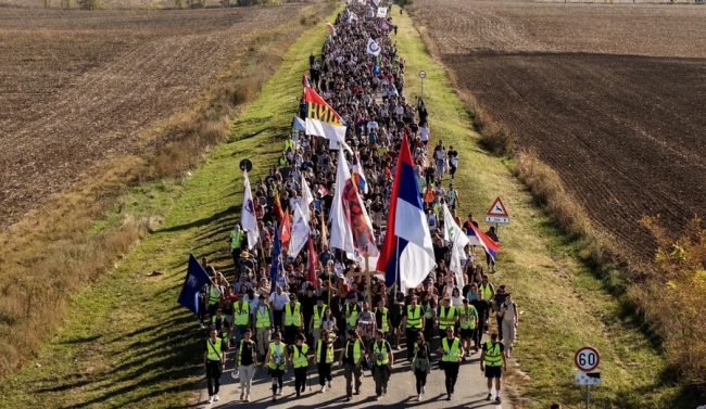 ДЕСЕТИЦИ ИЛЈАДИ ЛУЃЕ СЕ ДВИЖАТ КОН НОВИ САД ЗА УТРЕШНИОТ КОМЕМОРАТИВЕН СОБИР, ЗАПРЕНИ СИТЕ ВОЗОВИ НИЗ ЗЕМЈАТА