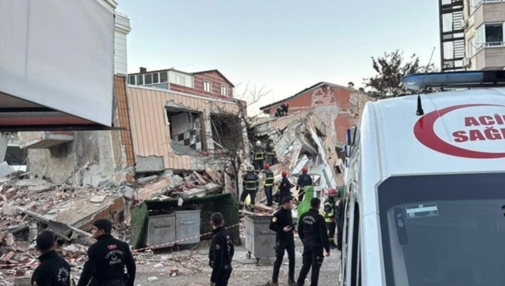 ВИДЕО: Најмалку двајца загинати – се урна седумкатница во Турција