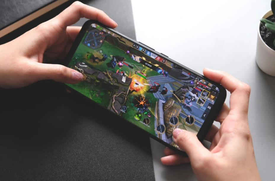 ВИДЕО: Овој гејмерски телефон има водено ладење и најмоќен процесор