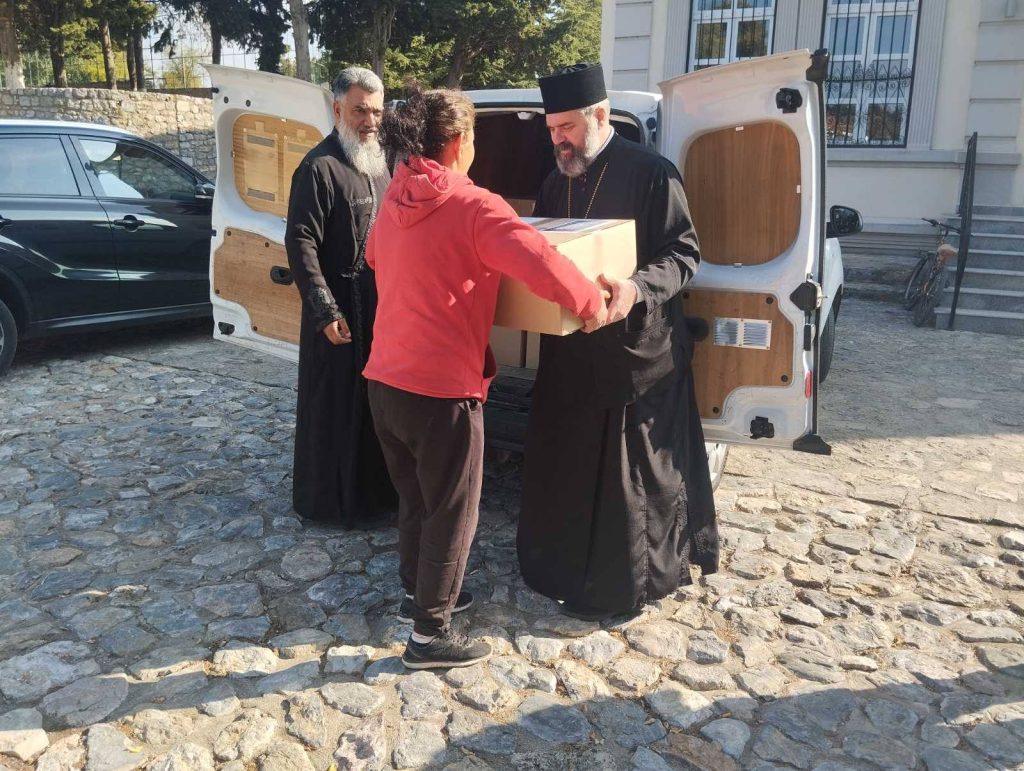 Пакети со храна и хигиенски средства за загрозените семејства во Охрид