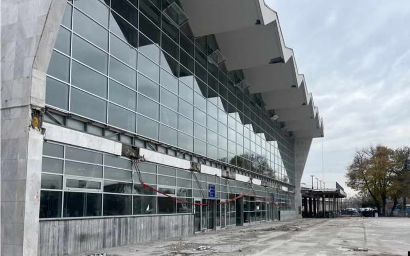 Млади во Србија пешачат кон Нови Сад за да одбележат една година од падот на настрешницата во кој загинаа 16 луѓе