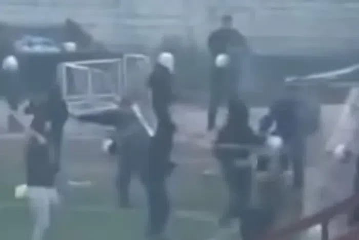 Хаос во Црна Гора: Хулигани со стапови влегоа во терен, полицијата го прекина мечот (ВИДЕО)